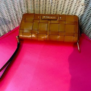 MICHAEL KORS WALKET WITH WRIST STRAP NÉW CONDITION